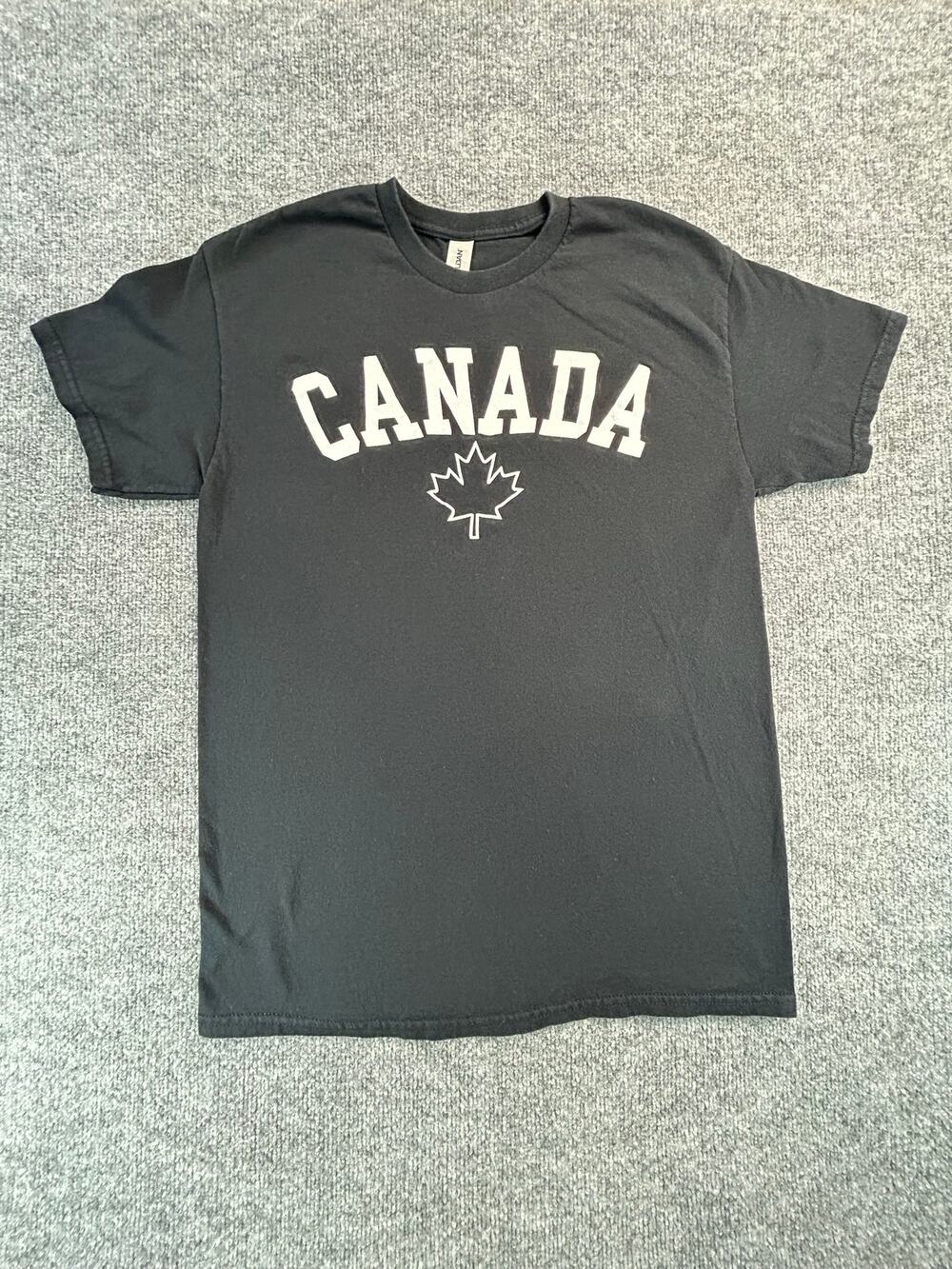 Canada Maple Leaf Graphic T Shirt Men's M Black Gildan Heavy Cotton Travel Tee